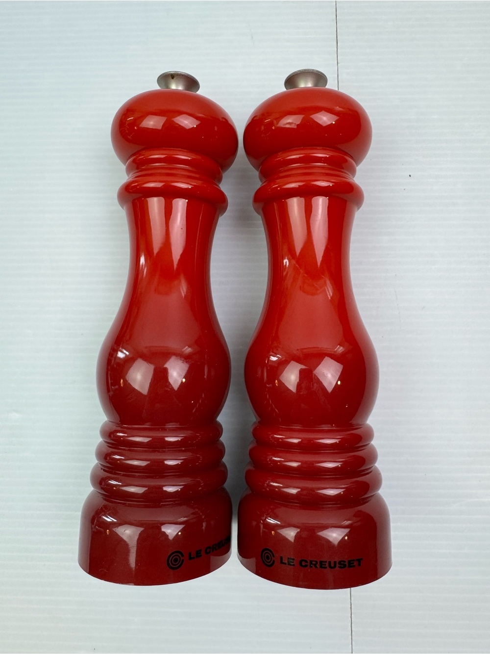 Le Creuset Salt and Pepper Mill Set of 2 Cerise Red 8" Classic Grinder - Picture 10 of 10